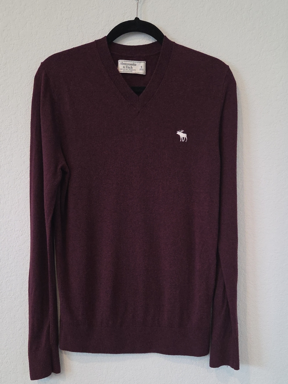 Abercrombie & Fitch Men's V-Neck Sweater Red Wine White Moose Logo Prep Classic